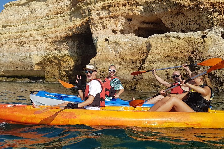 Kajakkpadling for å utforske den berømte Benagil-grotten og fantastiske kystformasjoner i Portimão, Portugal, foto 20 | wizardtrip