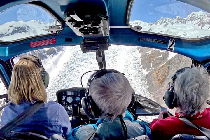ニュージーランドのフランツ・ジョセフ氷河とフォックス氷河の上空を飛行し、雪上着陸を体験、写真11 | wizardtrip