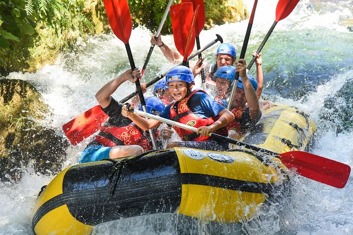Avventura di Rafting di Mezza Giornata sul Fiume Cetina con Salto dalla Scogliera | wizardtrip