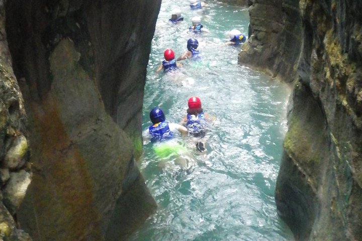 Excursion aventure aux 7 Cascades de Damajagua en République Dominicaine, avec toboggans naturels et baignade, photo 2 | wizardtrip