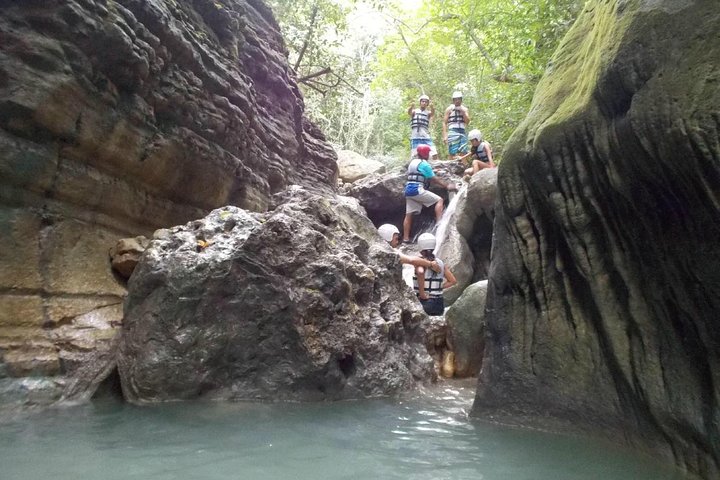 Excursion aventure aux 7 Cascades de Damajagua en République Dominicaine, avec toboggans naturels et baignade, photo 3 | wizardtrip