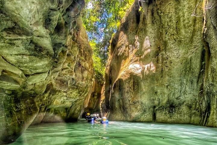 Excursion aventure aux 7 Cascades de Damajagua en République Dominicaine, avec toboggans naturels et baignade, photo 6 | wizardtrip