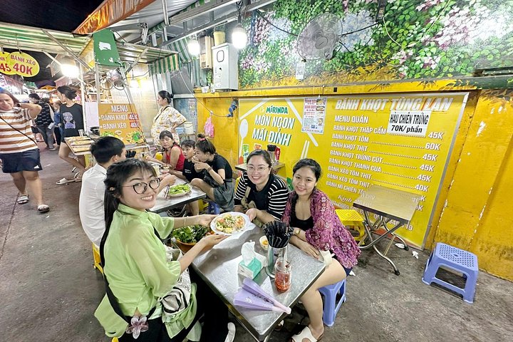 Tour de comida callejera en moto en Ciudad Ho Chi Minh, Vietnam, con platos locales y conductores, foto 10 | wizardtrip