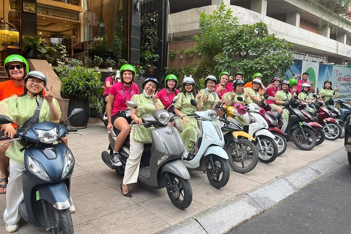 Tour de comida callejera en moto en Ciudad Ho Chi Minh, Vietnam, con platos locales y conductores, foto 11 | wizardtrip