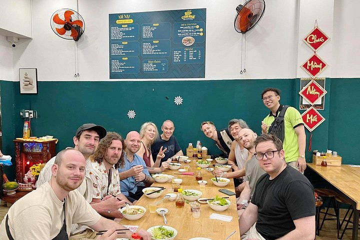 Tour de comida callejera en moto en Ciudad Ho Chi Minh, Vietnam, con platos locales y conductores, foto 15 | wizardtrip