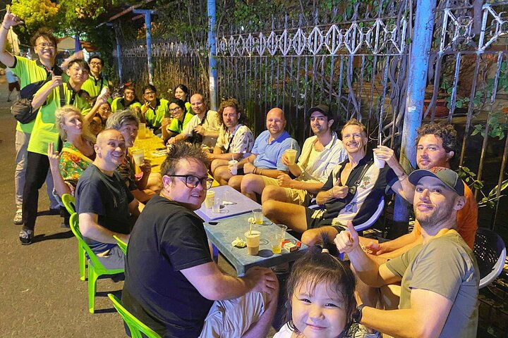 Tour de comida callejera en moto en Ciudad Ho Chi Minh, Vietnam, con platos locales y conductores, foto 16 | wizardtrip