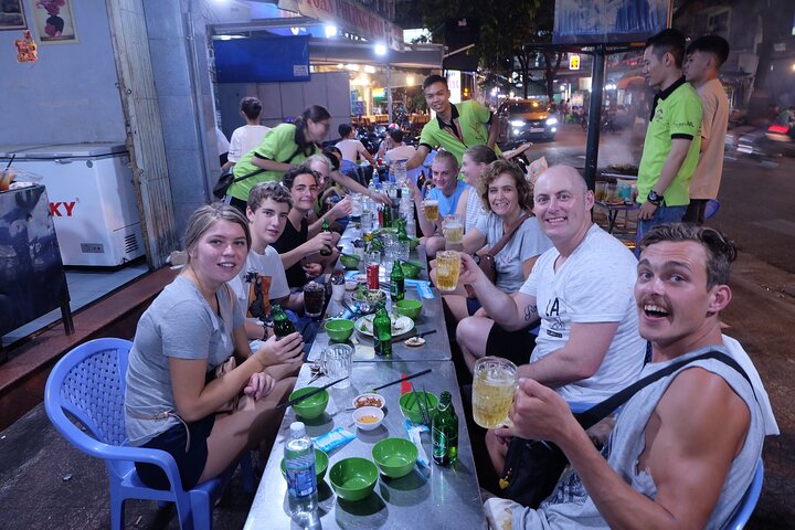 Tour de comida callejera en moto en Ciudad Ho Chi Minh, Vietnam, con platos locales y conductores, foto 29 | wizardtrip