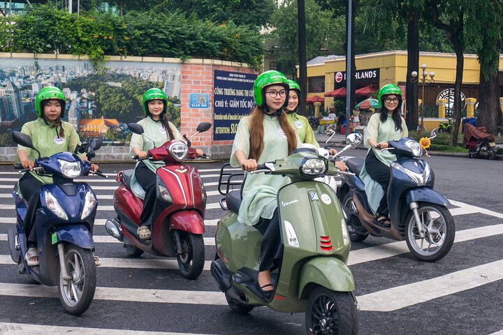 Tour de comida callejera en moto en Ciudad Ho Chi Minh, Vietnam, con platos locales y conductores, foto 33 | wizardtrip