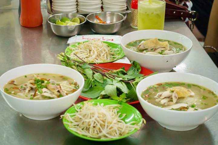 Tour de comida callejera en moto en Ciudad Ho Chi Minh, Vietnam, con platos locales y conductores, foto 37 | wizardtrip