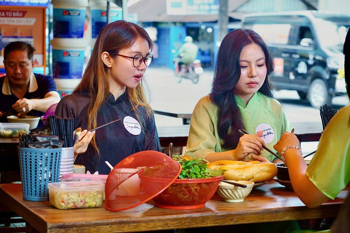 Tour de comida callejera en moto en Ciudad Ho Chi Minh, Vietnam, con platos locales y conductores, foto 40 | wizardtrip