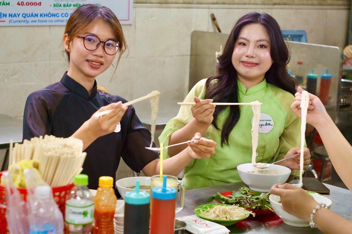 Tour de comida callejera en moto en Ciudad Ho Chi Minh, Vietnam, con platos locales y conductores, foto 43 | wizardtrip