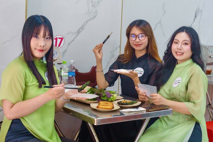 Tour de comida callejera en moto en Ciudad Ho Chi Minh, Vietnam, con platos locales y conductores, foto 45 | wizardtrip