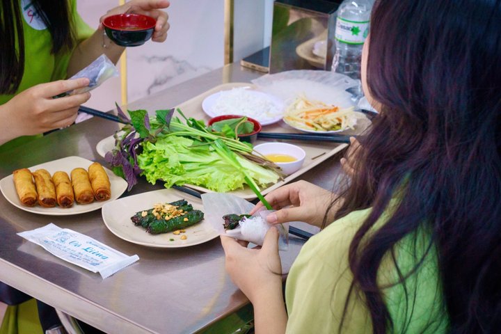 Tour de comida callejera en moto en Ciudad Ho Chi Minh, Vietnam, con platos locales y conductores, foto 46 | wizardtrip
