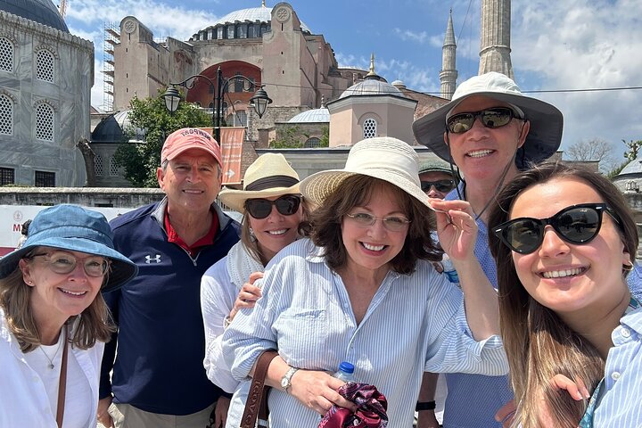 Explorez la riche histoire et la culture vibrante d'Istanbul lors d'une visite guidée privée, visitant des sites emblématiques comme Sainte-Sophie et la Mosquée Bleue, photo 13 | wizardtrip