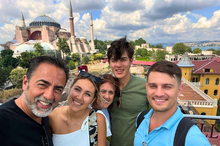 Explorez la riche histoire et la culture vibrante d'Istanbul lors d'une visite guidée privée, visitant des sites emblématiques comme Sainte-Sophie et la Mosquée Bleue, photo 15 | wizardtrip