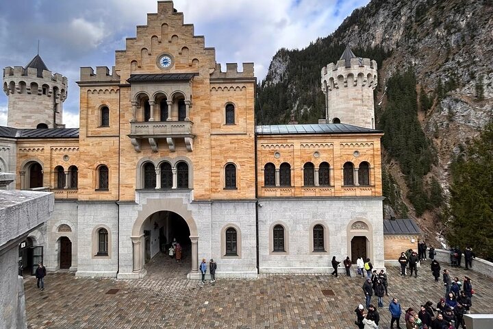 Tour di un giorno ai castelli di Neuschwanstein e Linderhof da Monaco, con architettura da fiaba e paesaggi bavaresi, foto 13 | wizardtrip