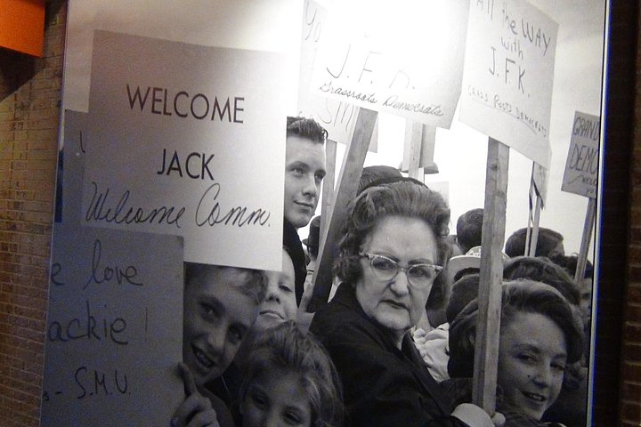 Tour do assassinato de JFK em Dallas explorando locais históricos como Dealey Plaza e Grassy Knoll, foto 6 | wizardtrip