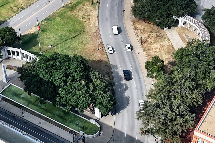 Tour do assassinato de JFK em Dallas explorando locais históricos como Dealey Plaza e Grassy Knoll, foto 9 | wizardtrip