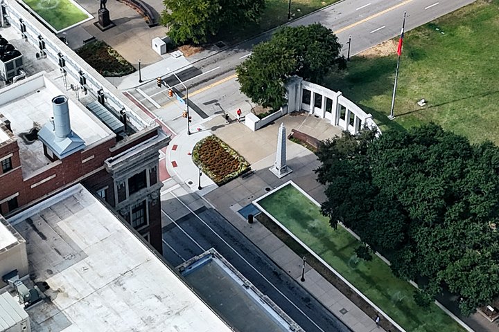 Tour do assassinato de JFK em Dallas explorando locais históricos como Dealey Plaza e Grassy Knoll, foto 10 | wizardtrip
