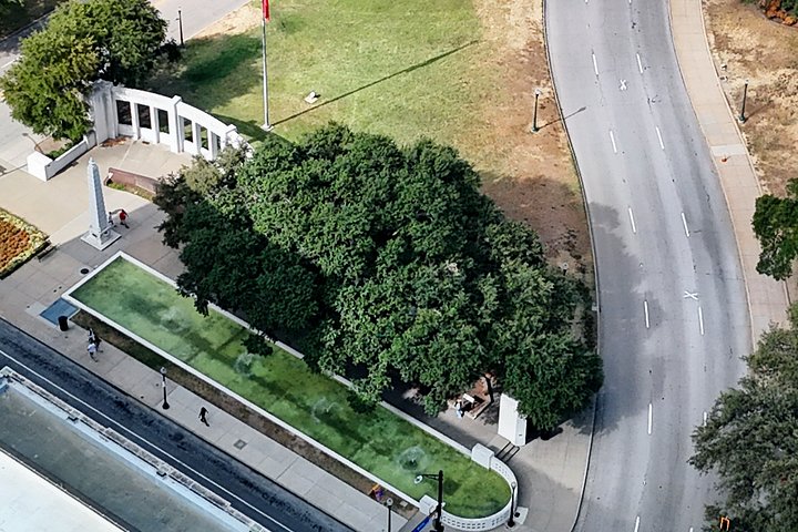 Tour do assassinato de JFK em Dallas explorando locais históricos como Dealey Plaza e Grassy Knoll, foto 11 | wizardtrip