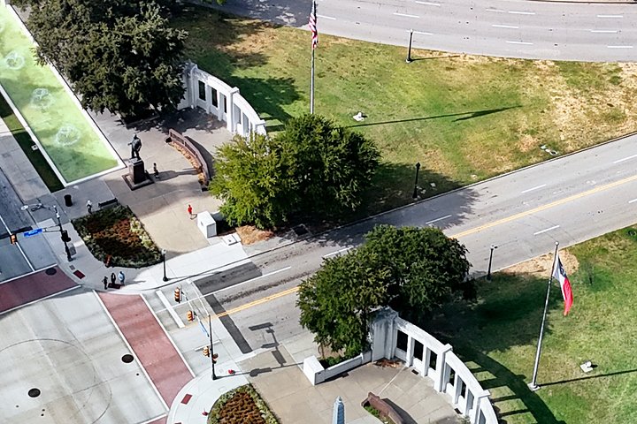 Tour do assassinato de JFK em Dallas explorando locais históricos como Dealey Plaza e Grassy Knoll, foto 13 | wizardtrip