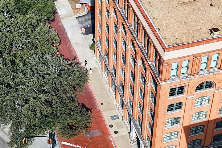 Tour do assassinato de JFK em Dallas explorando locais históricos como Dealey Plaza e Grassy Knoll, foto 16 | wizardtrip