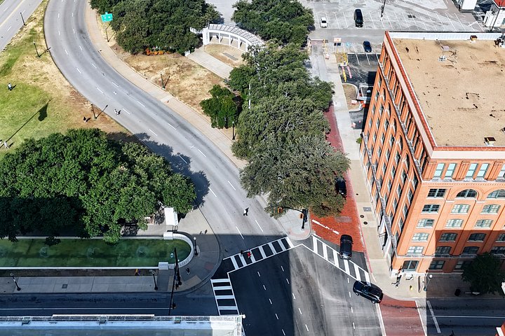 Tour do assassinato de JFK em Dallas explorando locais históricos como Dealey Plaza e Grassy Knoll, foto 17 | wizardtrip