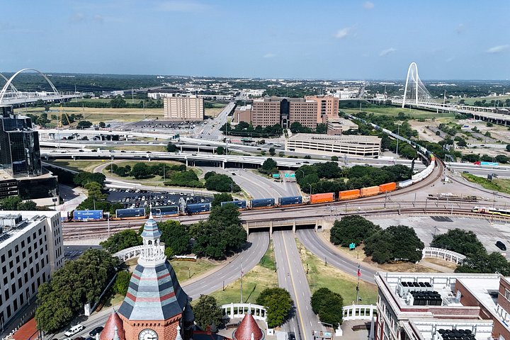 Tour do assassinato de JFK em Dallas explorando locais históricos como Dealey Plaza e Grassy Knoll, foto 18 | wizardtrip