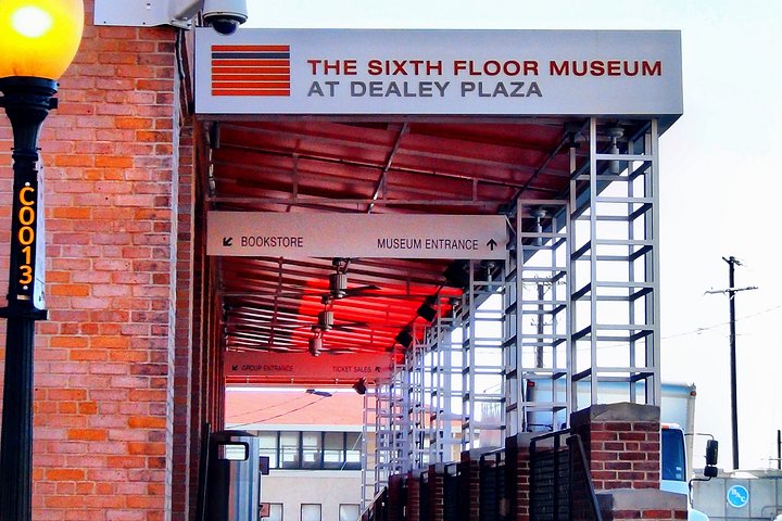 Tour do assassinato de JFK em Dallas explorando locais históricos como Dealey Plaza e Grassy Knoll, foto 19 | wizardtrip