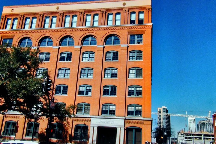 Tour do assassinato de JFK em Dallas explorando locais históricos como Dealey Plaza e Grassy Knoll, foto 20 | wizardtrip