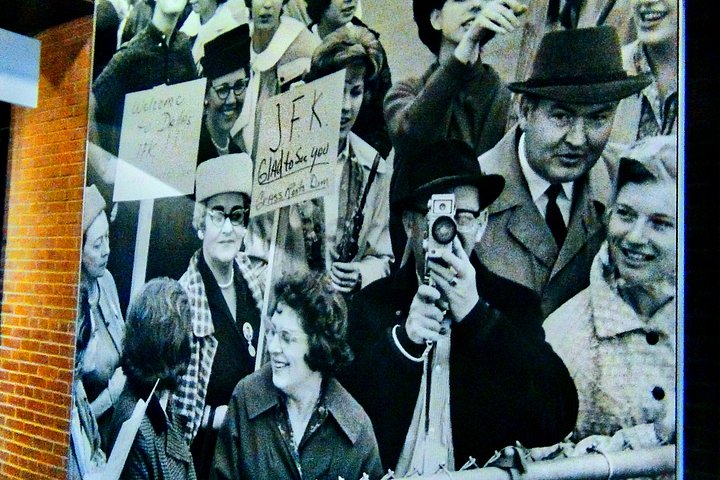 Tour do assassinato de JFK em Dallas explorando locais históricos como Dealey Plaza e Grassy Knoll, foto 26 | wizardtrip
