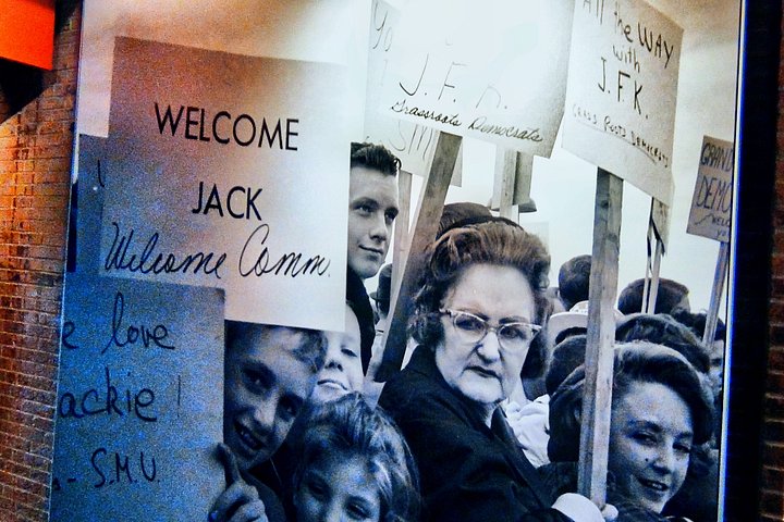 Tour do assassinato de JFK em Dallas explorando locais históricos como Dealey Plaza e Grassy Knoll, foto 27 | wizardtrip