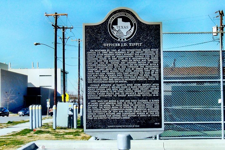 Tour do assassinato de JFK em Dallas explorando locais históricos como Dealey Plaza e Grassy Knoll, foto 29 | wizardtrip