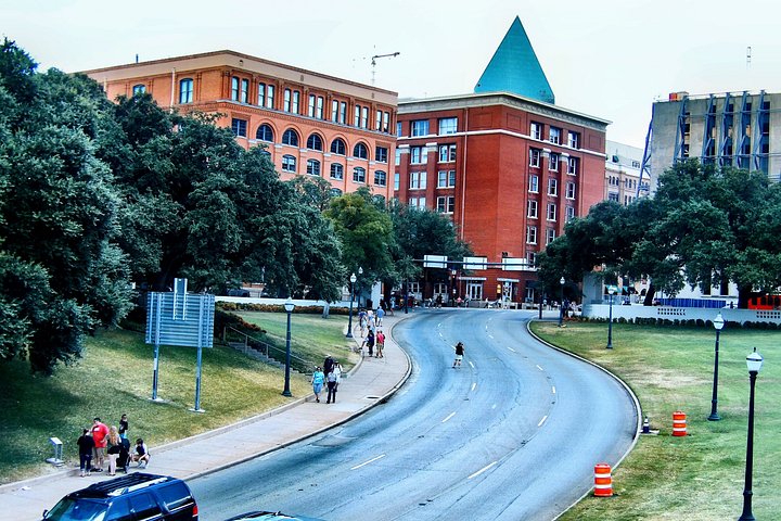 Tour do assassinato de JFK em Dallas explorando locais históricos como Dealey Plaza e Grassy Knoll, foto 33 | wizardtrip