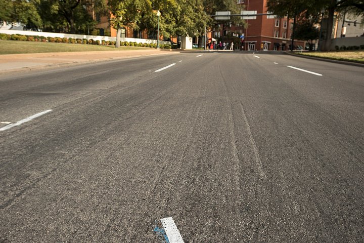 Tour do assassinato de JFK em Dallas explorando locais históricos como Dealey Plaza e Grassy Knoll, foto 35 | wizardtrip