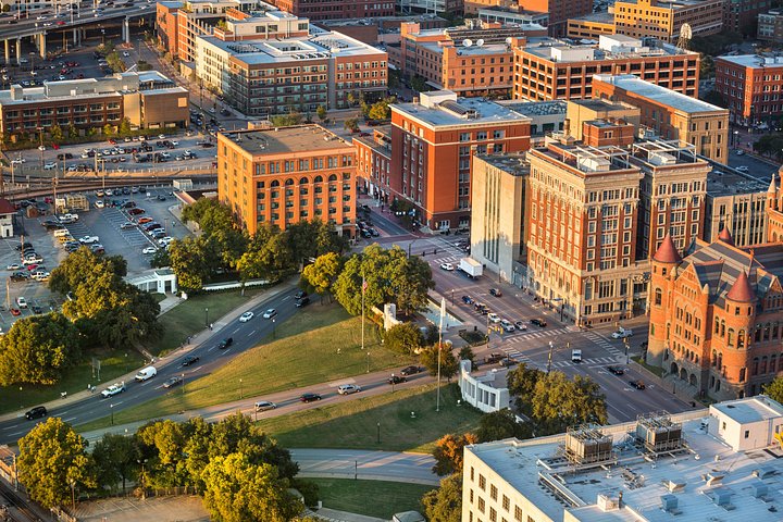 Tour do assassinato de JFK em Dallas explorando locais históricos como Dealey Plaza e Grassy Knoll, foto 36 | wizardtrip