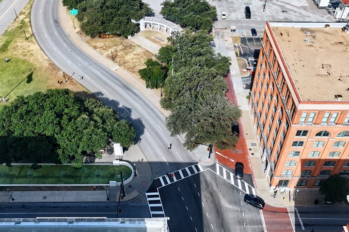 Tour dell'assassinio di JFK a Dallas, visita a Dealey Plaza, Grassy Knoll e al Sixth Floor Museum, foto 9 | wizardtrip