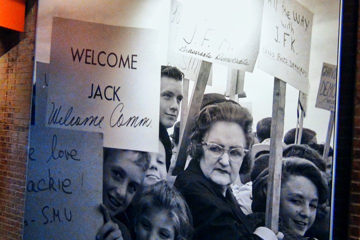 Tour dell'assassinio di JFK a Dallas, visita a Dealey Plaza, Grassy Knoll e al Sixth Floor Museum, foto 18 | wizardtrip