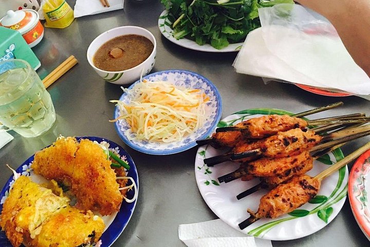 A guided street food tour in Hanoi's Old Quarter, sampling local delicacies and experiencing Vietnamese culture, photo 6 | wizardtrip