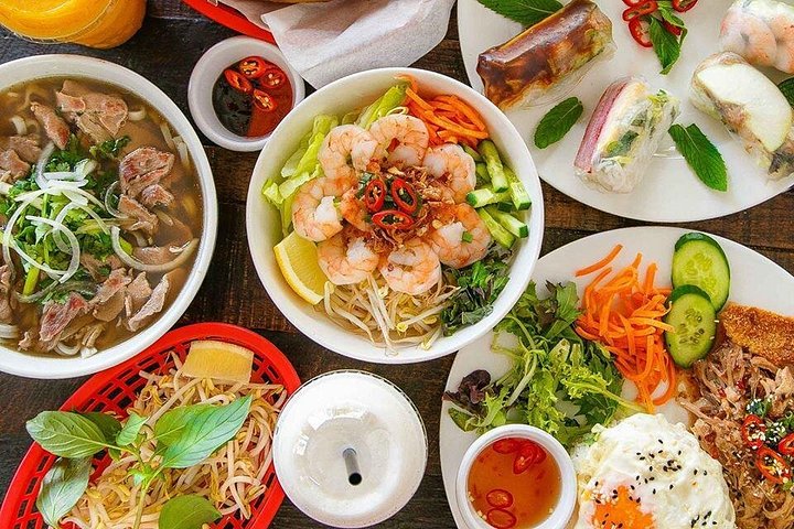 A guided street food tour in Hanoi's Old Quarter, sampling local delicacies and experiencing Vietnamese culture, photo 7 | wizardtrip