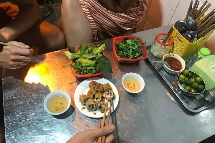 A guided street food tour in Hanoi's Old Quarter, sampling local delicacies and experiencing Vietnamese culture, photo 9 | wizardtrip