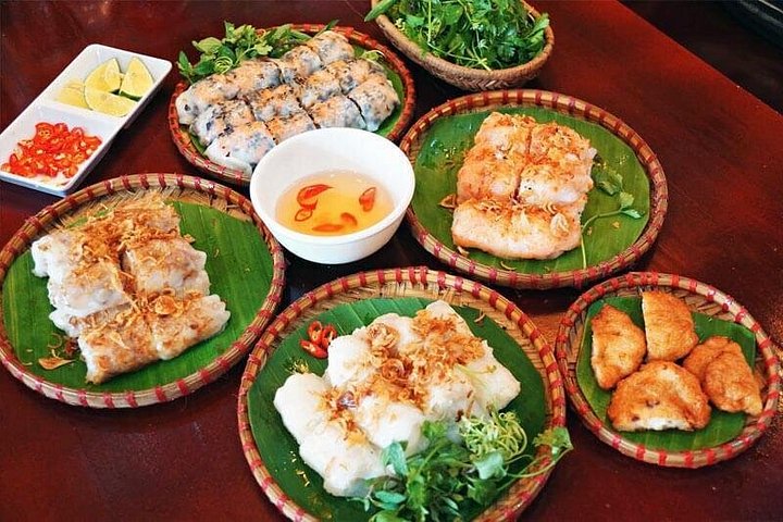 A guided street food tour in Hanoi's Old Quarter, sampling local delicacies and experiencing Vietnamese culture, photo 10 | wizardtrip