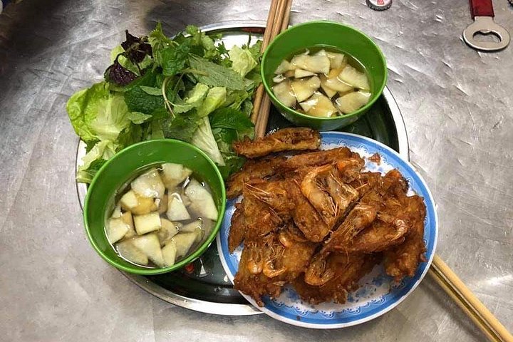 A guided street food tour in Hanoi's Old Quarter, sampling local delicacies and experiencing Vietnamese culture, photo 11 | wizardtrip