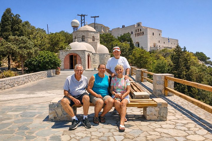 Tour privado explorando Oia, Fira e outros locais cénicos em Santorini, Grécia, foto 12 | wizardtrip