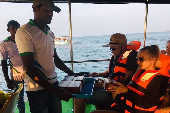 Upplev spännande val- och delfinskådningsturer i Mirissa, Sri Lanka, ombord på en lyxkryssare, foto 10 | wizardtrip