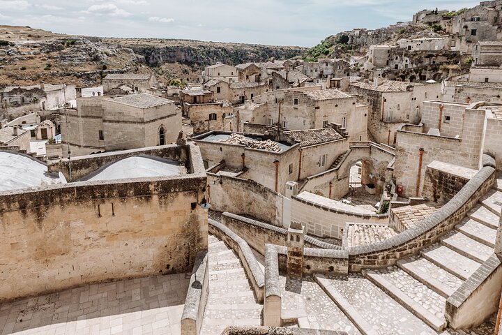 Explorez les anciennes habitations troglodytes et les rues historiques de Matera lors d'une visite guidée à pied, photo 6 | wizardtrip