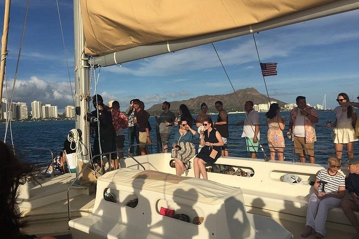 Disfruta de un crucero en catamarán al atardecer con barra libre desde Waikiki Beach, Oahu, foto 6 | wizardtrip