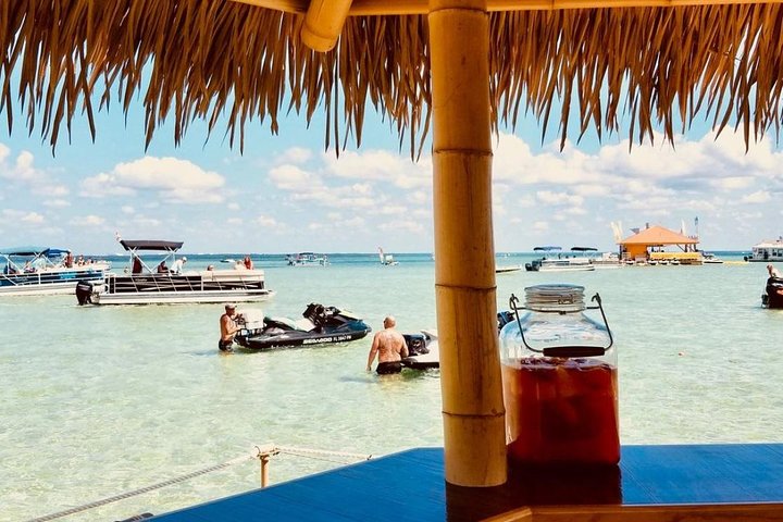 Profitez d'une aventure de 3 heures en bateau Tiki pleine de plaisir jusqu'à l'île au Crabe à Destin, en Floride, photo 6 | wizardtrip