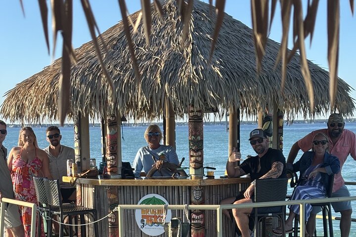 Profitez d'une aventure de 3 heures en bateau Tiki pleine de plaisir jusqu'à l'île au Crabe à Destin, en Floride, photo 10 | wizardtrip