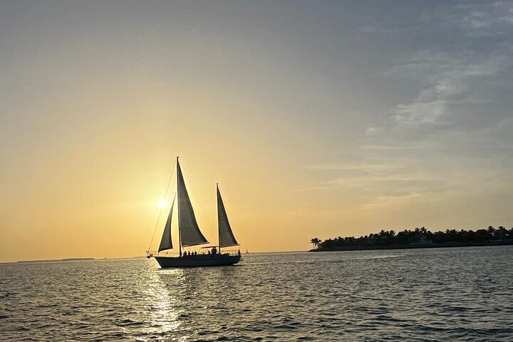 Njut av en naturskön solnedgångsseglats i Key West, komplett med drycker, från en klassisk segelbåt, foto 8 | wizardtrip